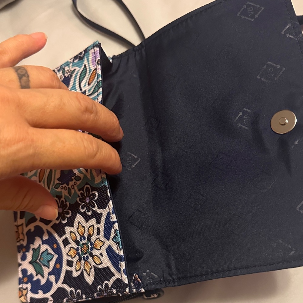 Vera Bradley Floral Patterned Crossbody Bag/Writslet - Picture 5 of 5